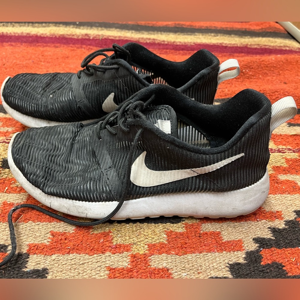 Nike Tennis Shoes Black - Youth 7 / Women’s 8